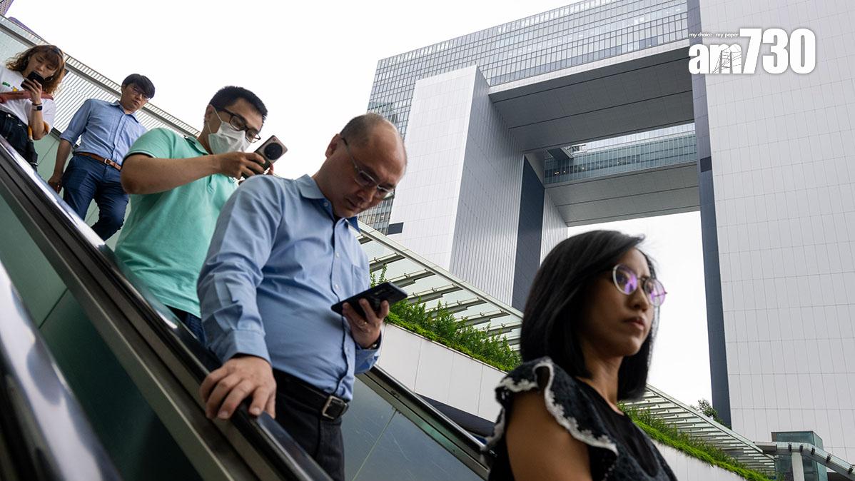 社會有意見認為，財赤下公務員應該減薪或凍薪。(資料圖片)