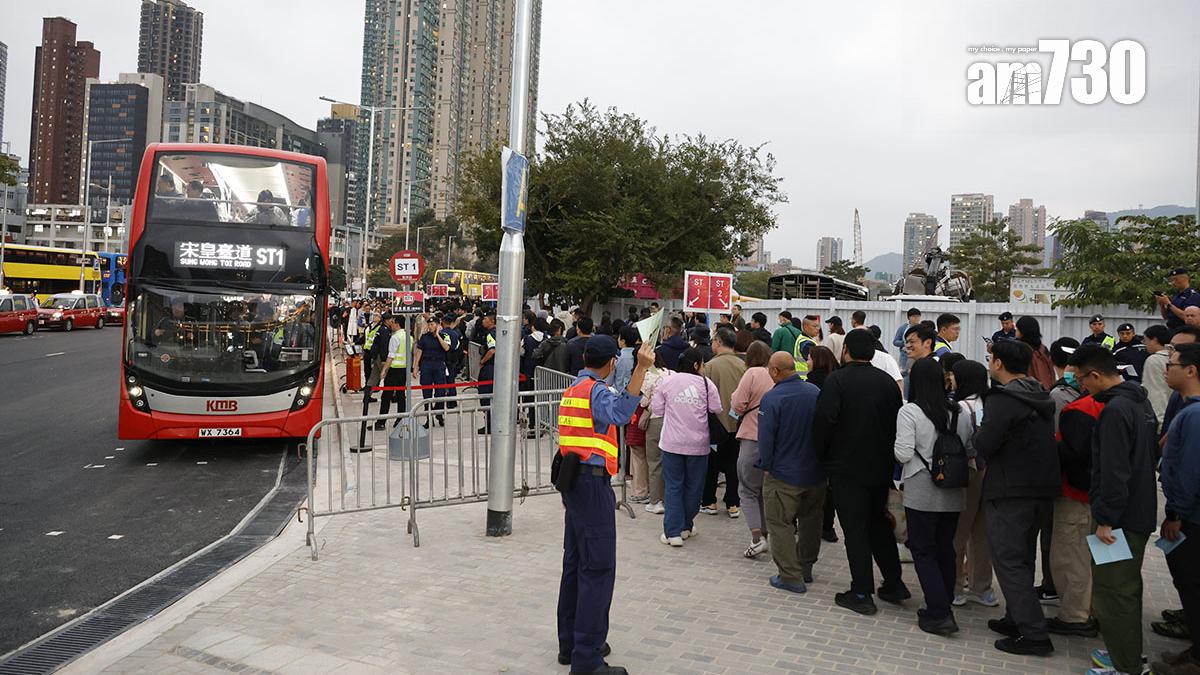 九巴指宋皇臺道上落客區可停泊車輛不多，使候命巴士難迅速補位無法「車接車」疏導啟德體育園演練觀眾。(資料圖片／林俊源攝)