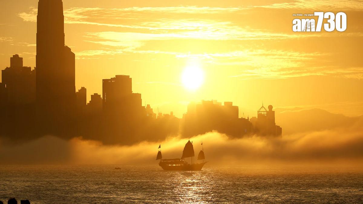 維多利亞港今日有海霧升起，建築物和船隻若隱若現。(林俊源攝)