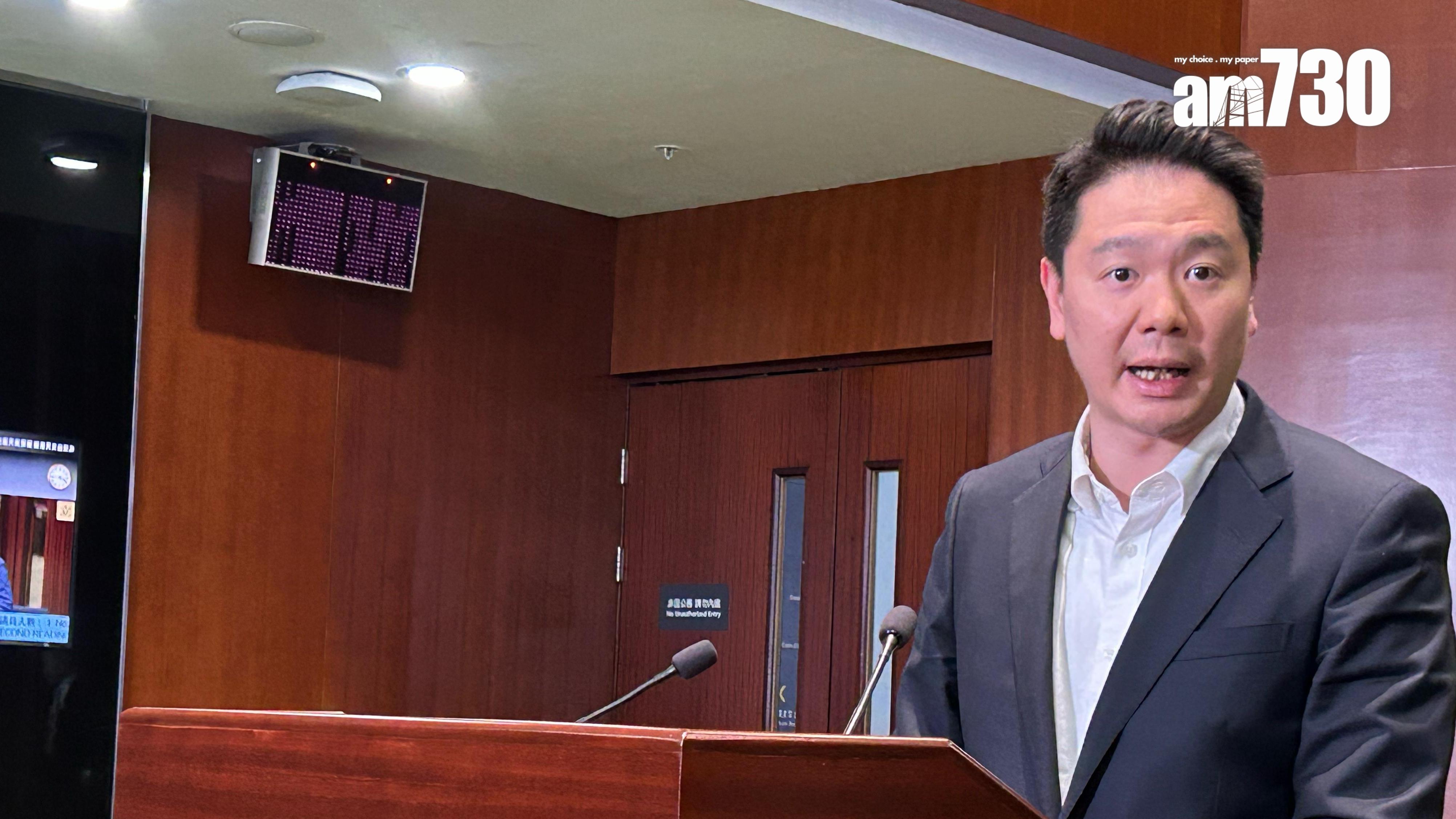 周浩鼎不滿多條錦田鄉村未接駁污水主幹渠，對政府回覆「摸不著頭腦」（陳芷晴攝）