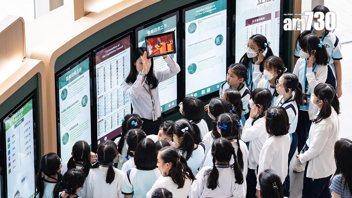 不時有團體或學生等到立法會參觀。立法會秘書處形容，紀念品店服務客群廣闊，包括市民及學生等。(資料圖片／中通社)