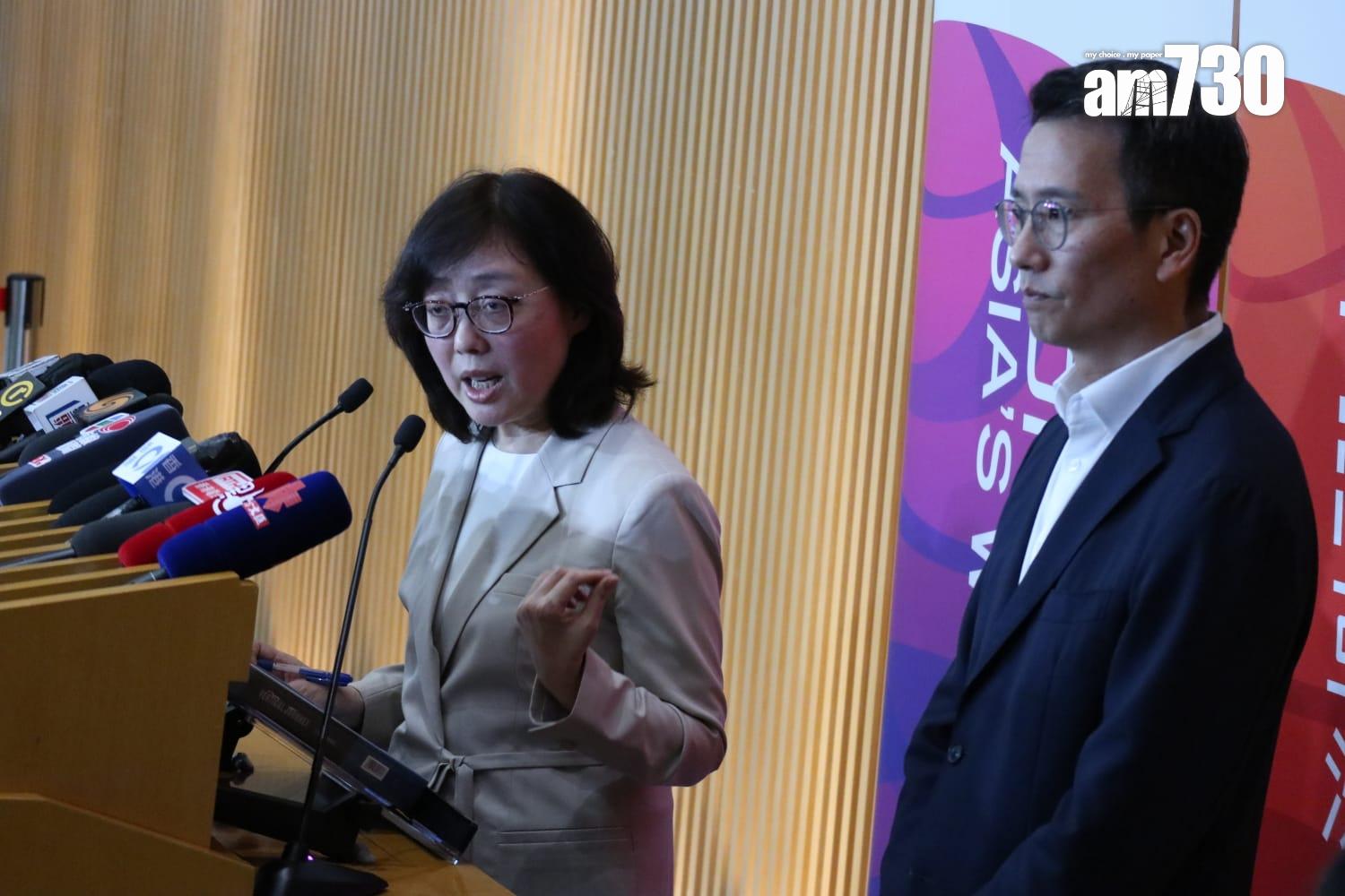 發展局局長甯漢豪(左)及屋宇署署長何鎮雄向傳媒解釋安排。(鍾式明攝)