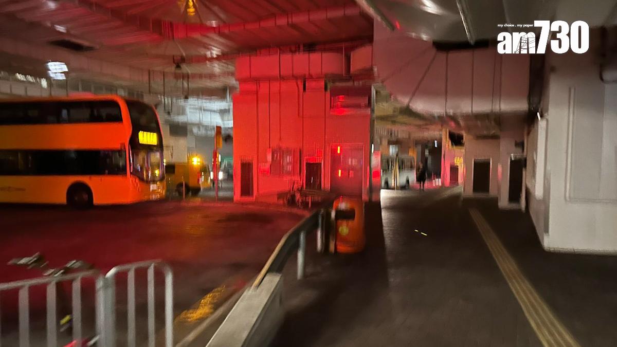 康城站公共運輸交匯處因停電幾乎漆黑一片。(讀者提供)