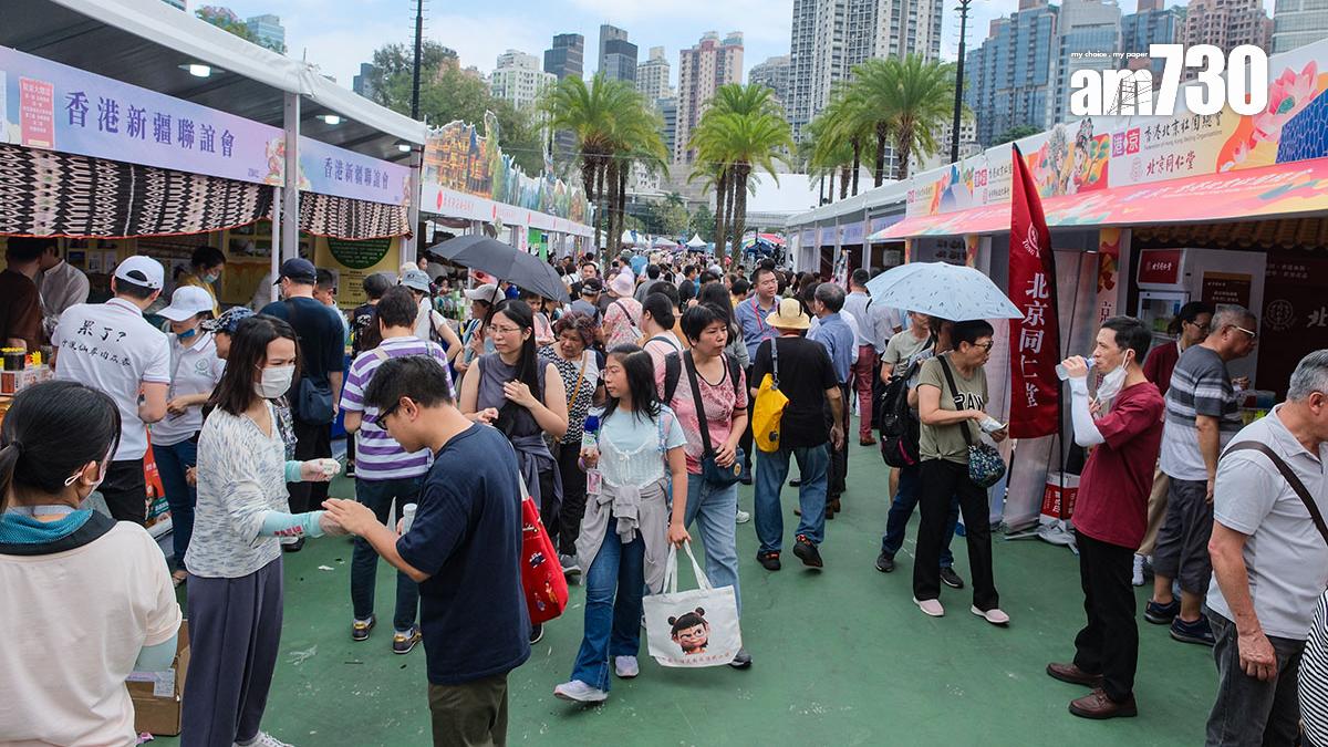 今年同鄉社團家鄉市集嘉年華設有近300個攤位。(中通社)