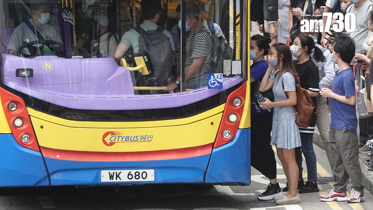 有人不解年輕女乘客搭巴士時享有二元乘車優惠，惹來網民留言反駁；圖非涉事巴士。(資料圖片)