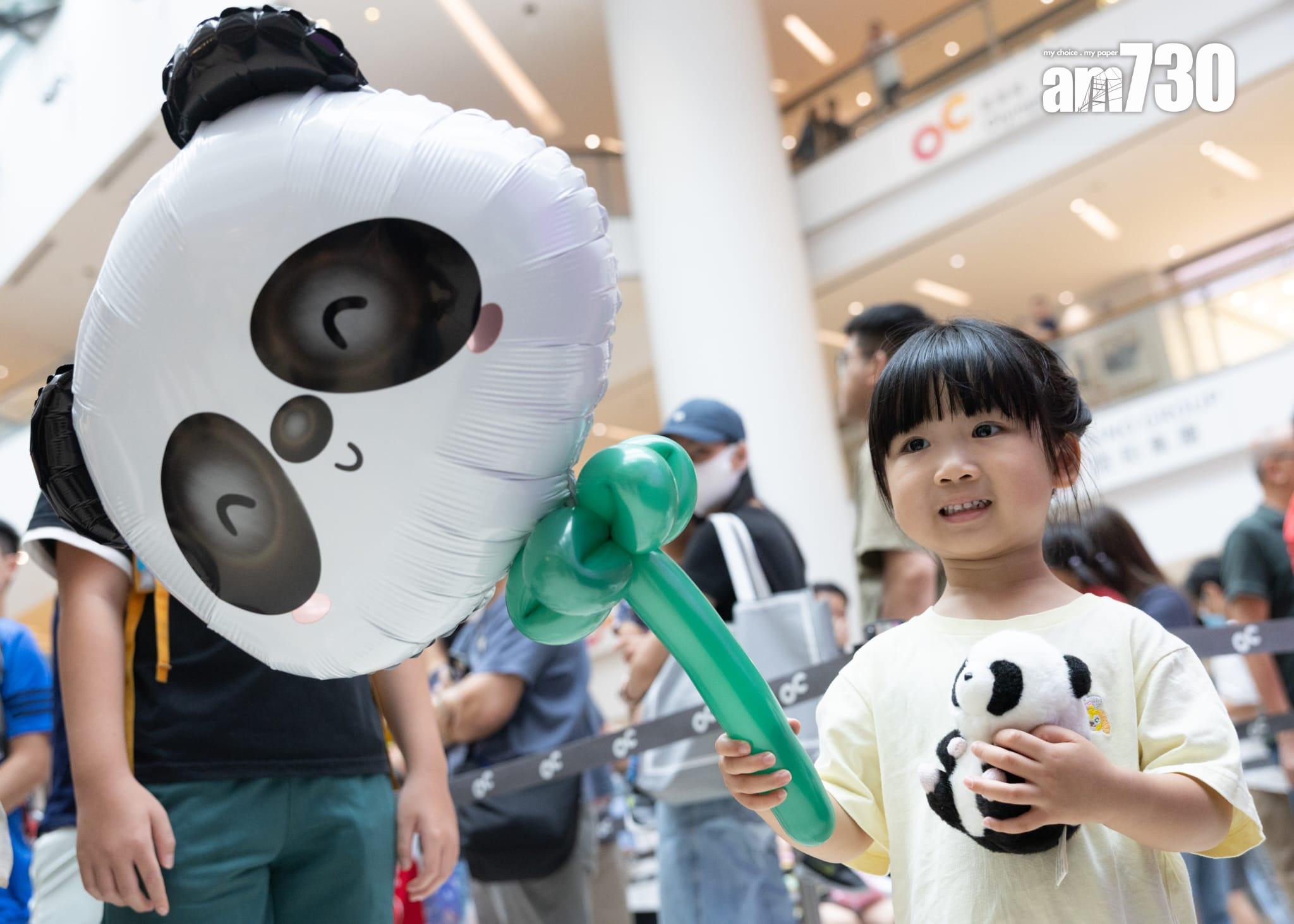 回歸28周年｜信和集團商場 派熊貓氣球、雪糕及爆谷 吸引大量家庭排隊 (蘇文傑攝)