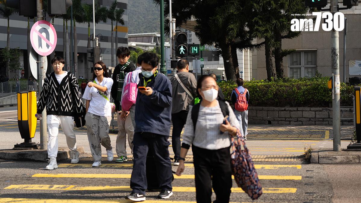 運輸署正在東涌達東路一個行人過路處，試驗新款「行人交通燈號倒數計時器」。(資料圖片)