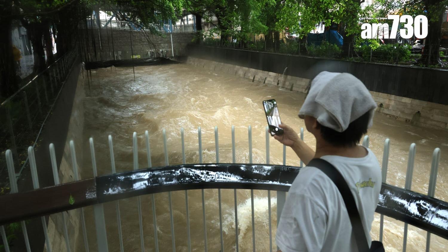 渠務署檢查渠道淤塞點和河道情況。(資料圖片/林俊源攝)