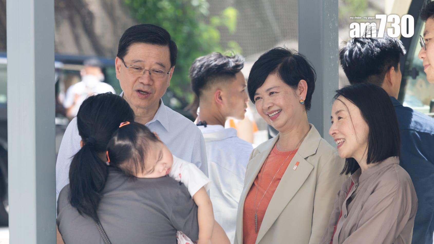 李家超落區視察牛頭角簡約公屋