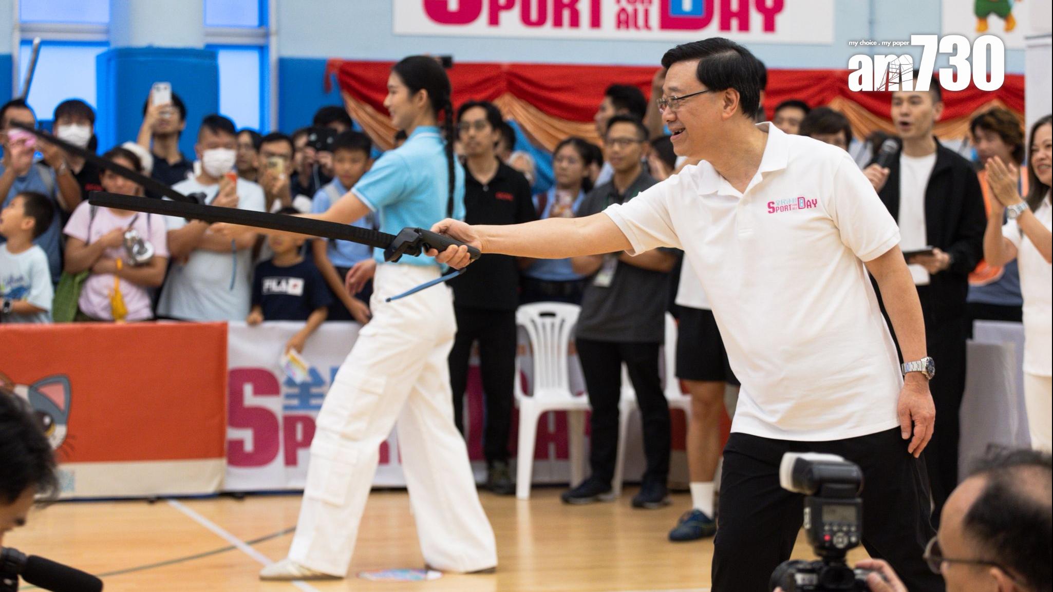 李家超試玩虛擬劍擊。(周令知攝)