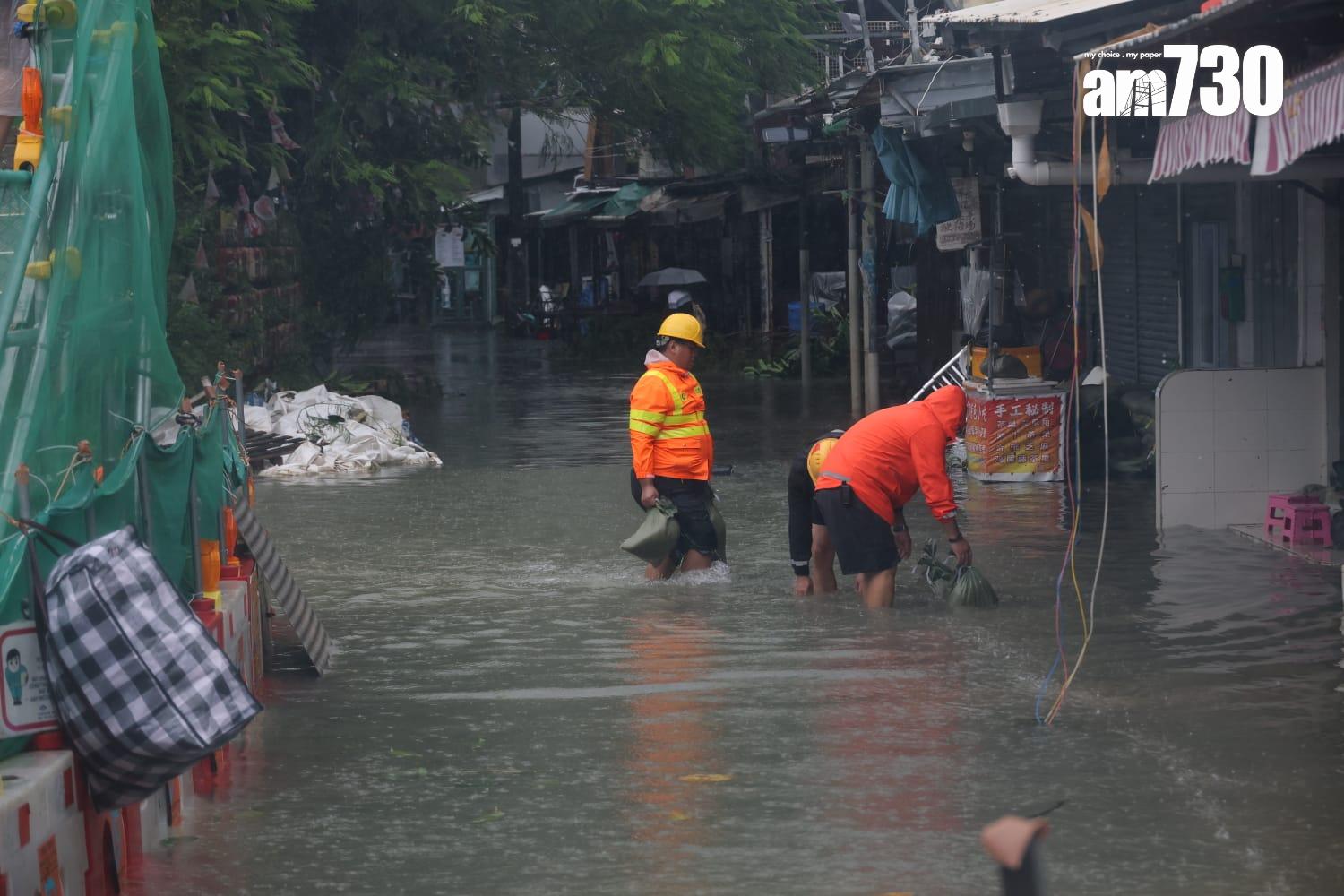 颱風樺加沙｜鯉魚門變澤國最高水位及膝，「龍吸水」機械人投入運作。(林俊源攝)