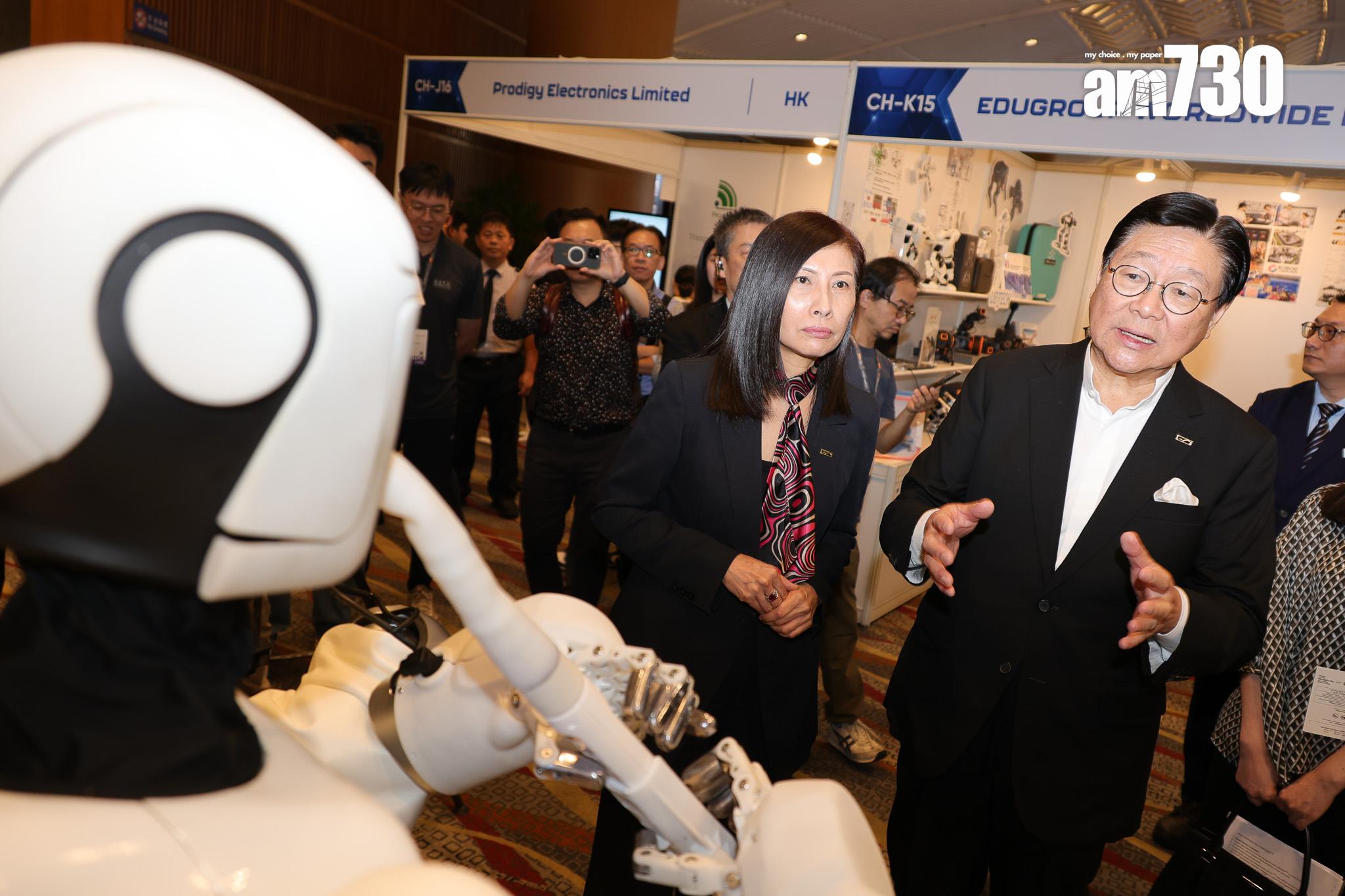 馬時亨(右)參觀兩個電子展。(吳康琦攝)