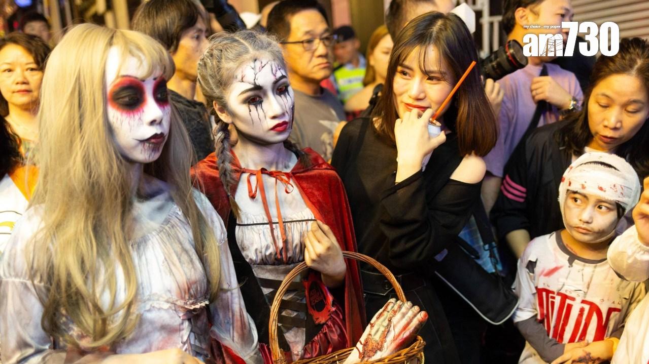 2022年萬聖節，蘭桂坊的遊人不少都經過悉心打扮。(資料圖片/陳奕釗攝)