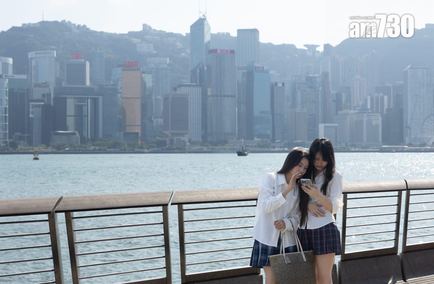 內地國慶黃金周假期，遊客在銅鑼灣遊覽。(蘇文傑攝)