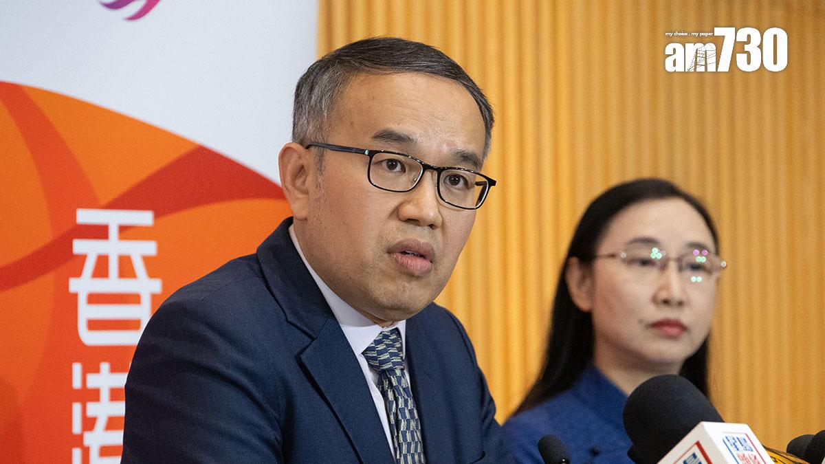 許正宇(左)表示，如調查採購冒牌水期間發現涉及刑事元素，將轉交執法部門跟進；旁為劉焱。(資料圖片／周令知攝)