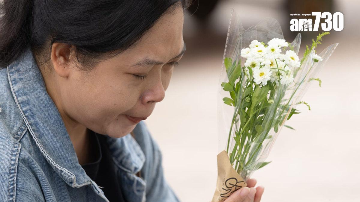 大埔宏福苑五級火發生第五日，繼續有市民到場獻花悼念。(蘇文傑攝)
