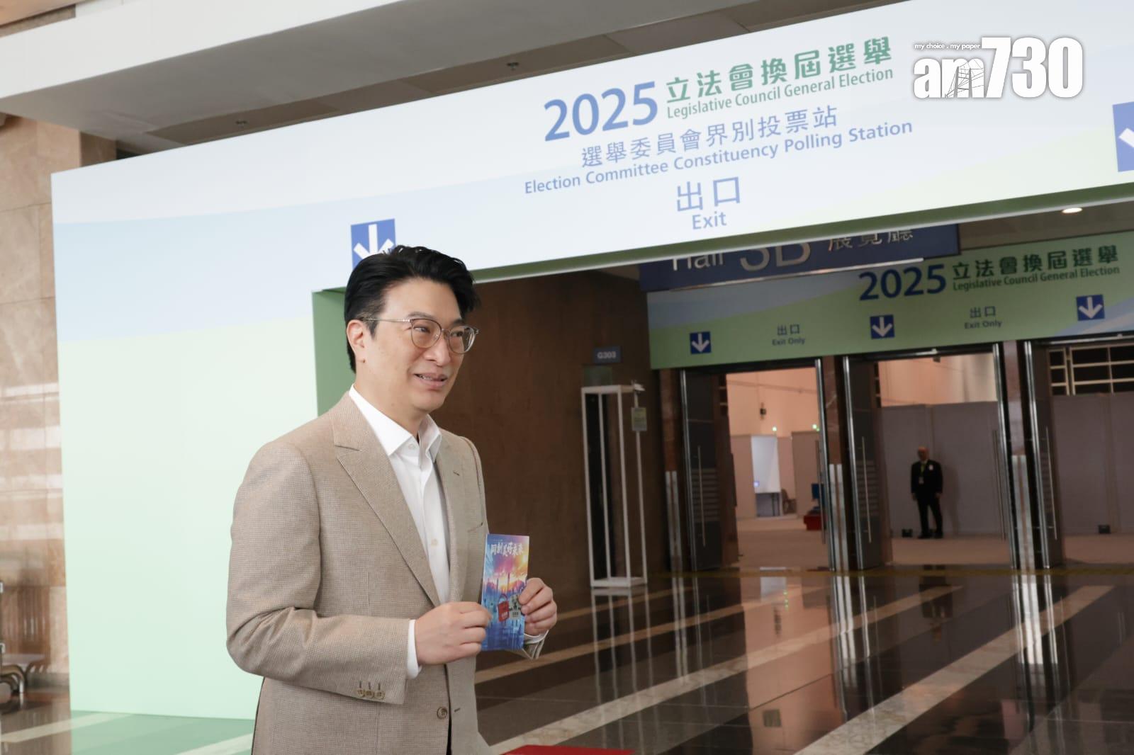 立法會選舉會展的選舉委員會票站，恒地主席李家誠到場投票。(吳康琦攝)