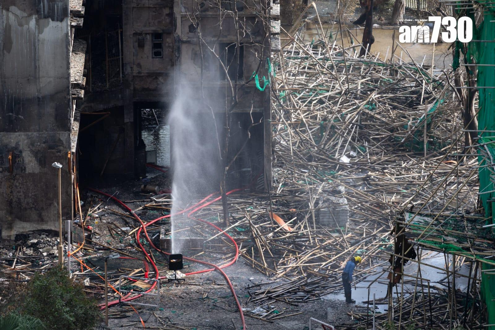  大埔宏福苑五級火災，消防員何偉豪英勇殉職。一名消防員向何偉豪殉職的位置鞠躬。(蘇文傑攝)