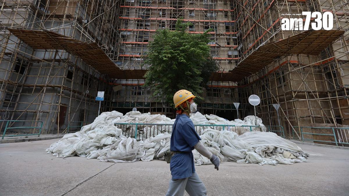 政府要求全港大維修樓宇最遲周六須拆除外牆棚架的棚網，怡閣苑今日正拆除棚網。(鍾式明攝)