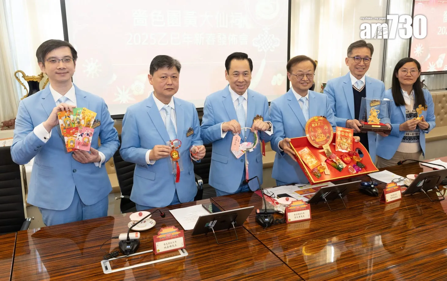 黃大仙祠年廿九通宵開放，善信晚上9時起可入祠等上「頭炷香」。(蘇文傑攝)