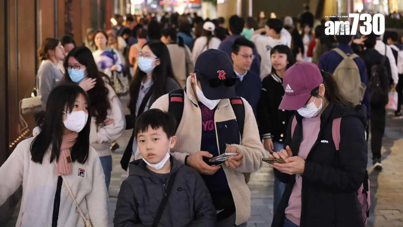 專家呼籲市民在人多擠迫地方佩戴口罩。(鍾式明攝)