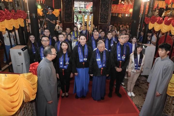 東華三院董事局成員於10月12日,在上環文武廟舉行秋祭後合照(圖片來源:東華三院)