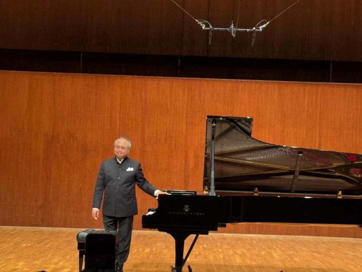 越南裔加拿大籍鋼琴家鄧泰山。